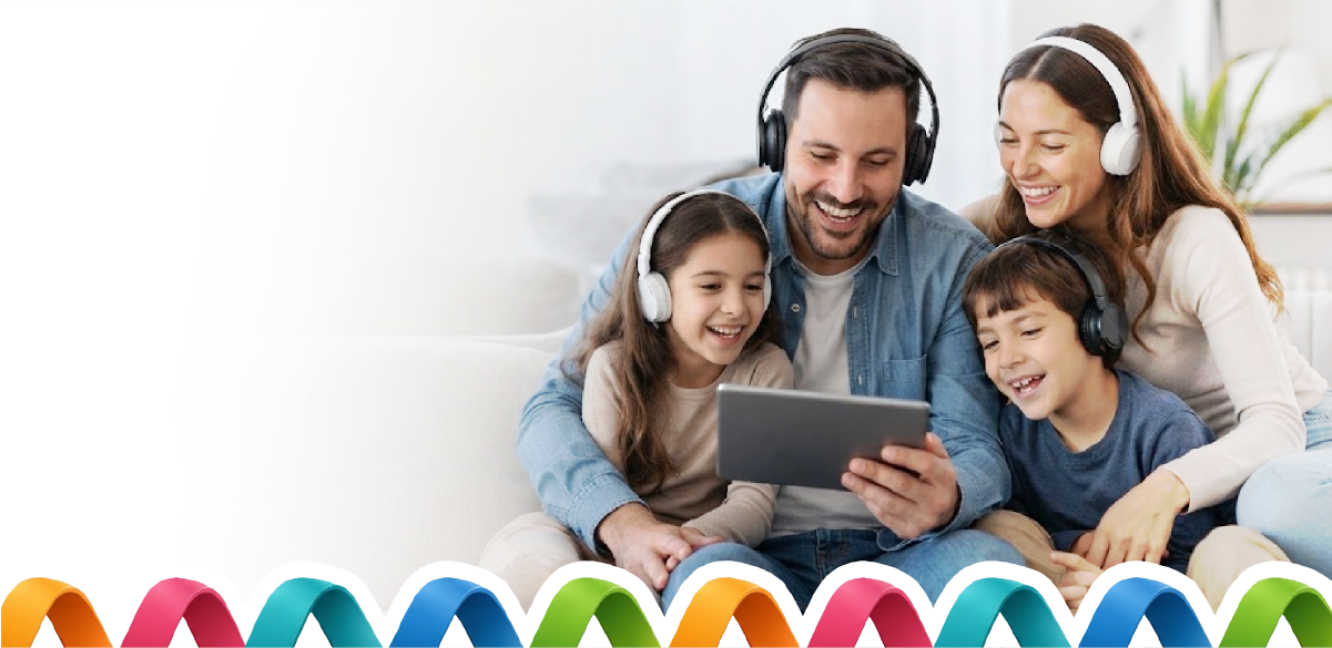 Familia disfrutando contenido de Mundo Familia